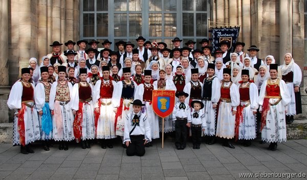 Reumarkter Hochzeitsbild vor der Lukaskirche