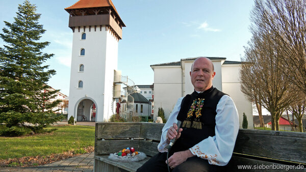 Rainer Lehni vor dem "Turm der Erinnerung"