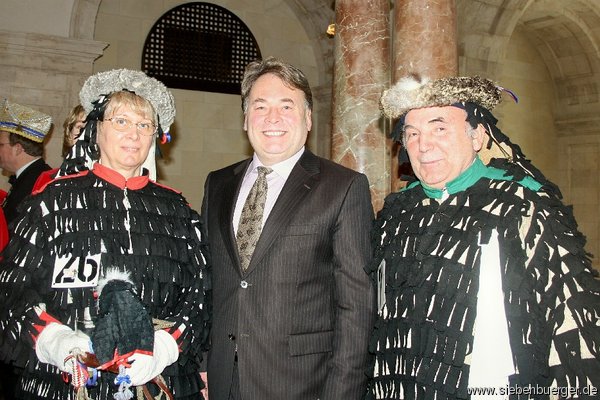 Der Bayerische Landwirtschaftsminister Helmut Brunner fhlt sich inmitten der Urzeln sichtlich wohl.