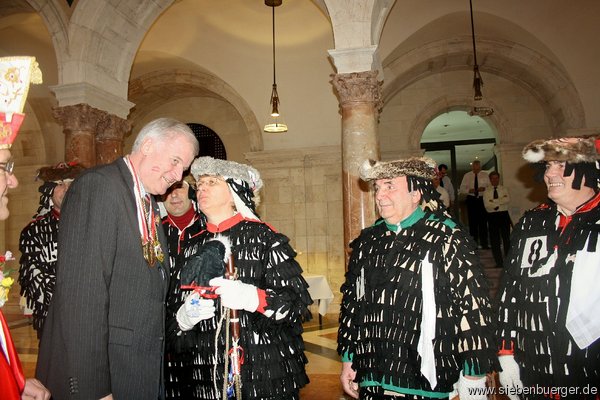 Ministerprsident Horst Seehofer ist "ganz Ohr" fr die Anliegen der Urzeln.