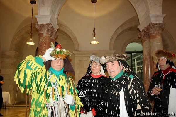 Eine schillernde Brauchtumsfigur beugt die Urzeln 