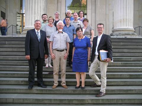 Besuchergruppe vor dem Niederschsischen Landtag. ...