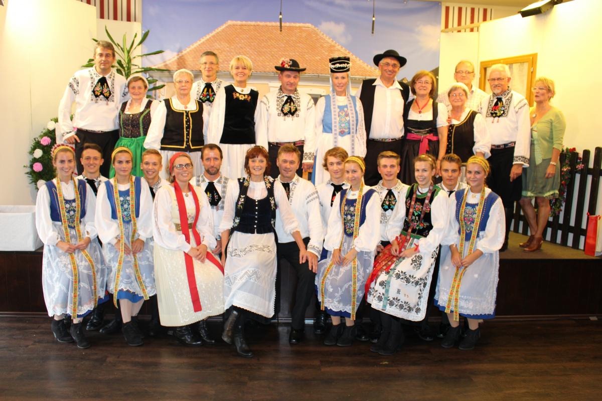 Die Theatergruppe der Kreisgruppe mit T�nzerinnen ...