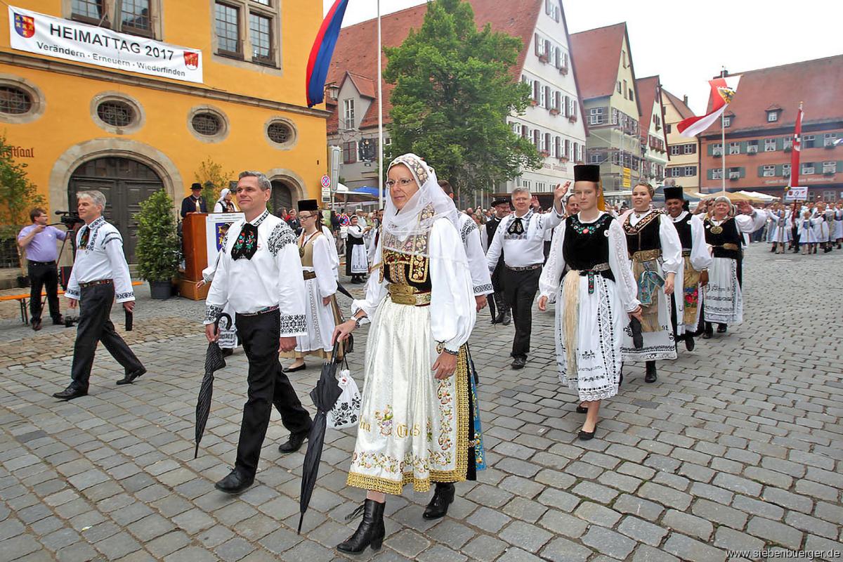 Settericher Siebenb�rger Sachsen im Trachtenzug ...