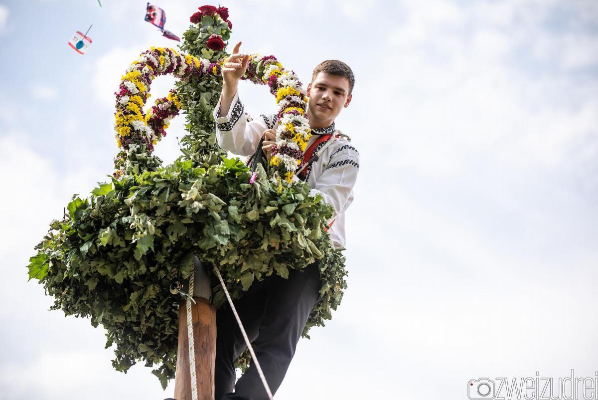 Bonbonregen aus der Krone beim Kronenfest in ...