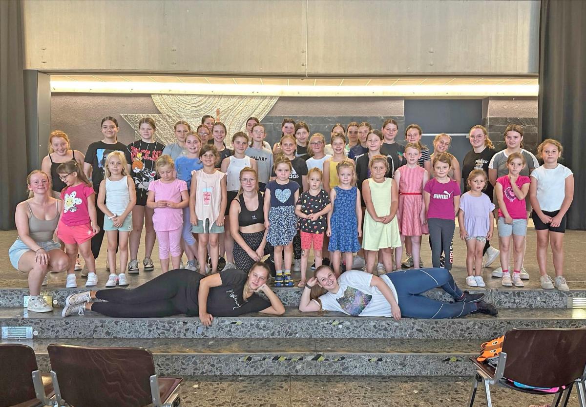 Das Tanzteam Nessaja f�hrt regelm��ig Musicals ...