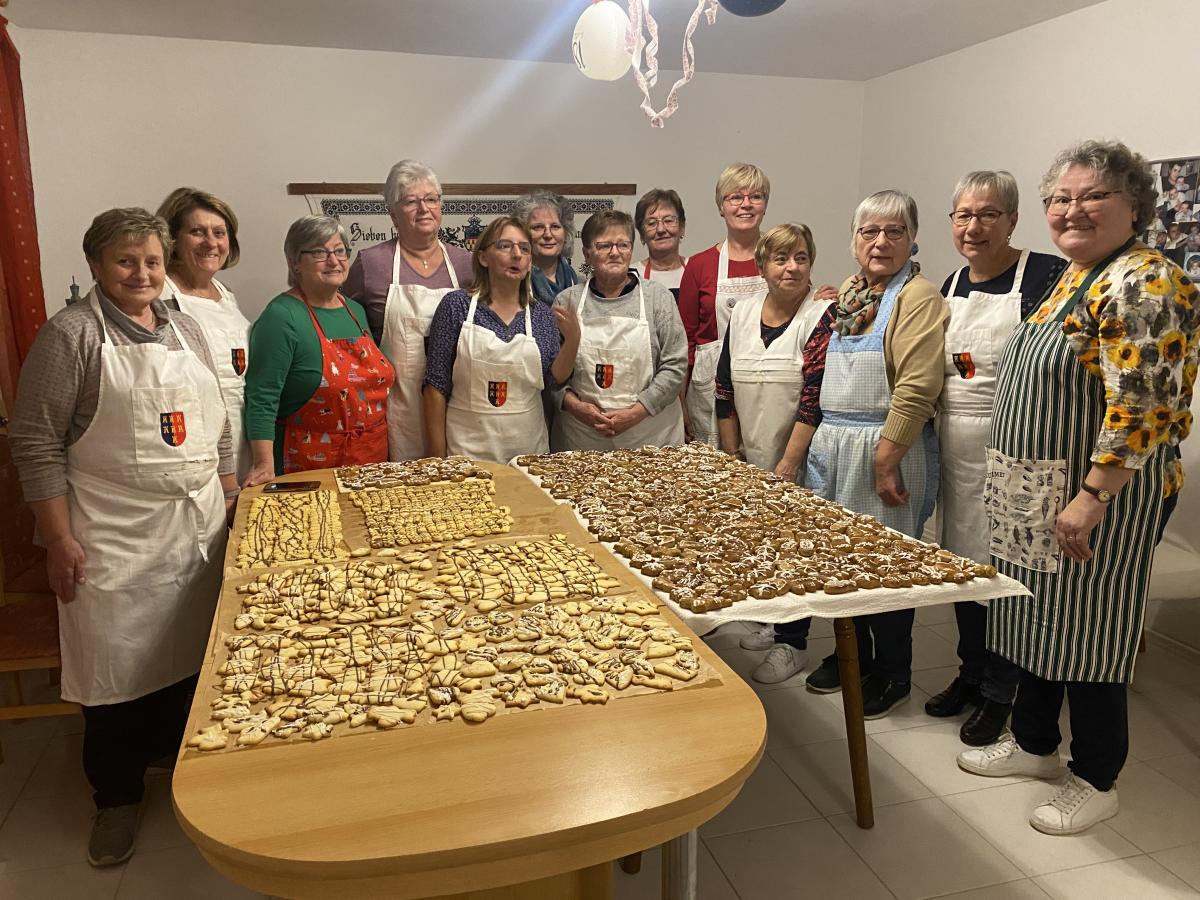 Frauengruppe beim Pl�tzchenbacken 2020 ...