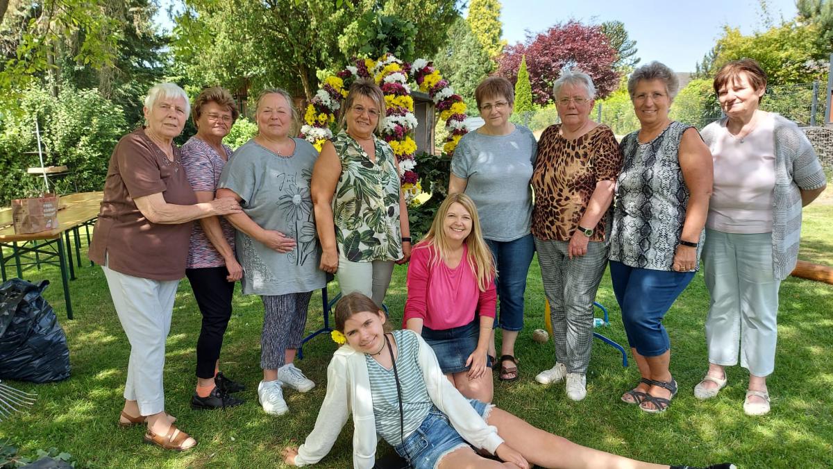 Nach dem Binden der Krone f�r das Kronenfest der ...