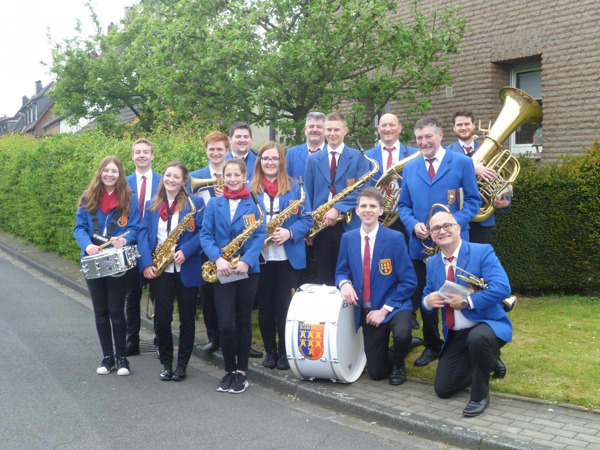 Maigang mit Wecken der Siebenb�rger Blaskapelle ...