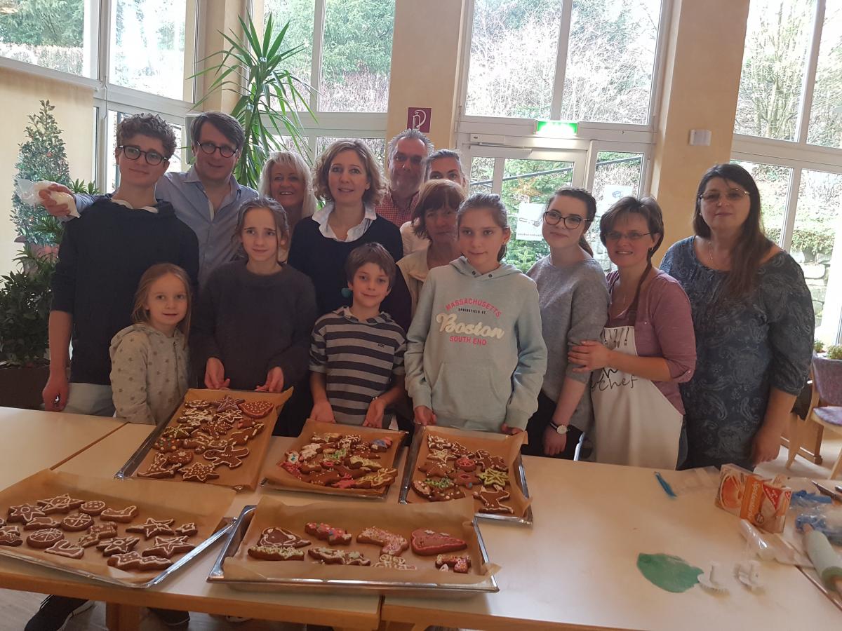 Beim Weihnachtspl�tzchenbacken in der Adventszeit ...