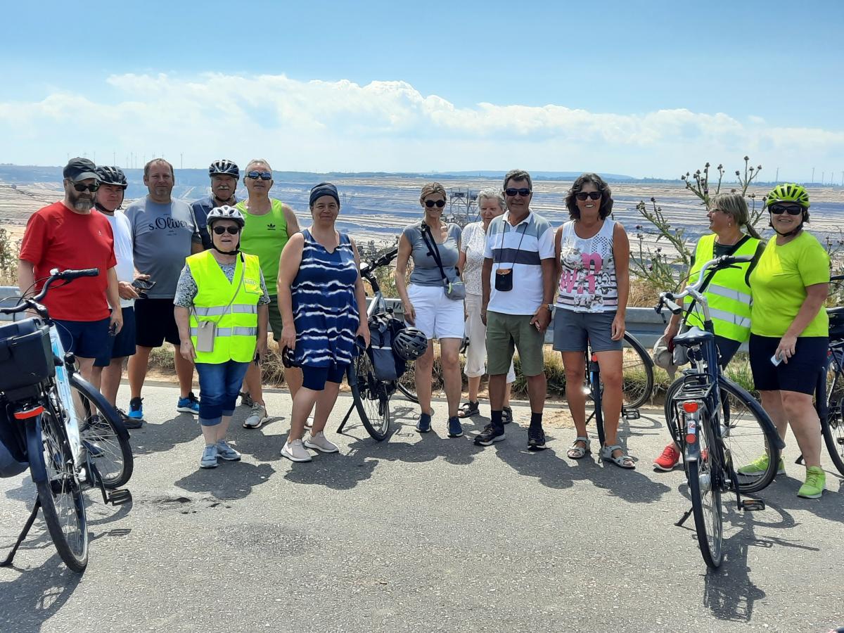 Fahrradtour entlang des Tagebaus in der N�he von ...