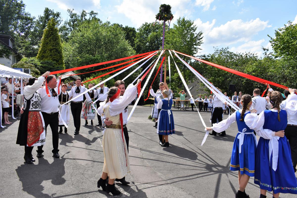 B�ndertanz beim Kronenfest in Bielstein 2022 ...