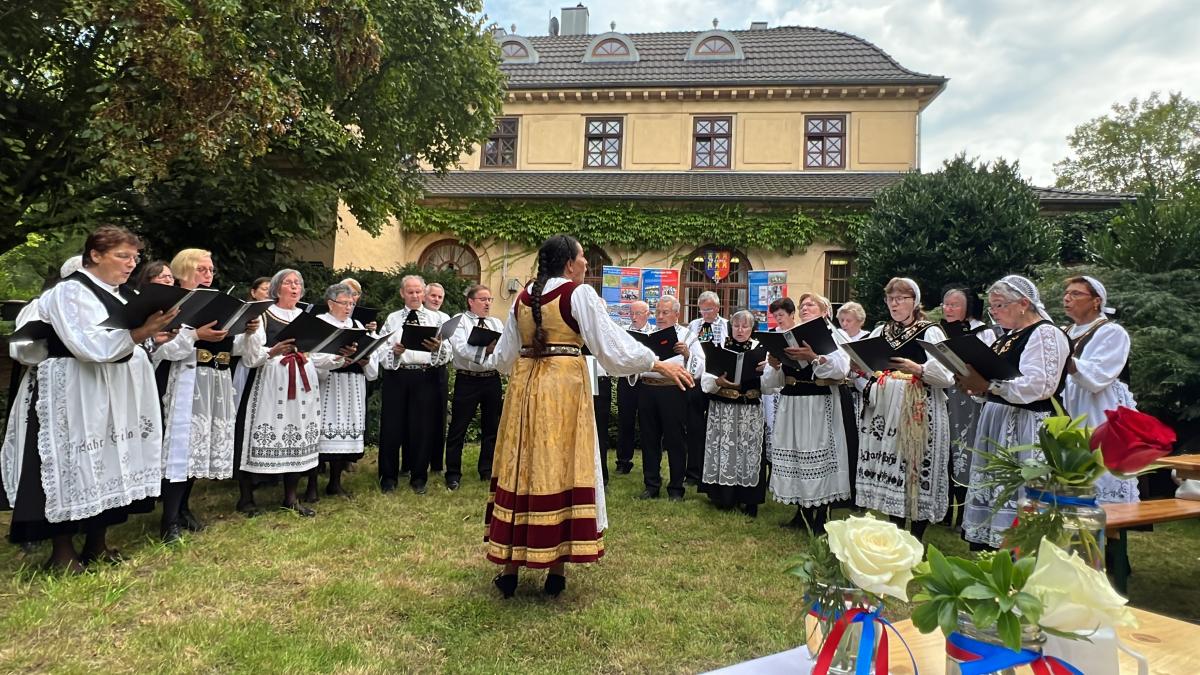 Der Honterus-Chor bei einem Auftritt in K�ln 2023 ...