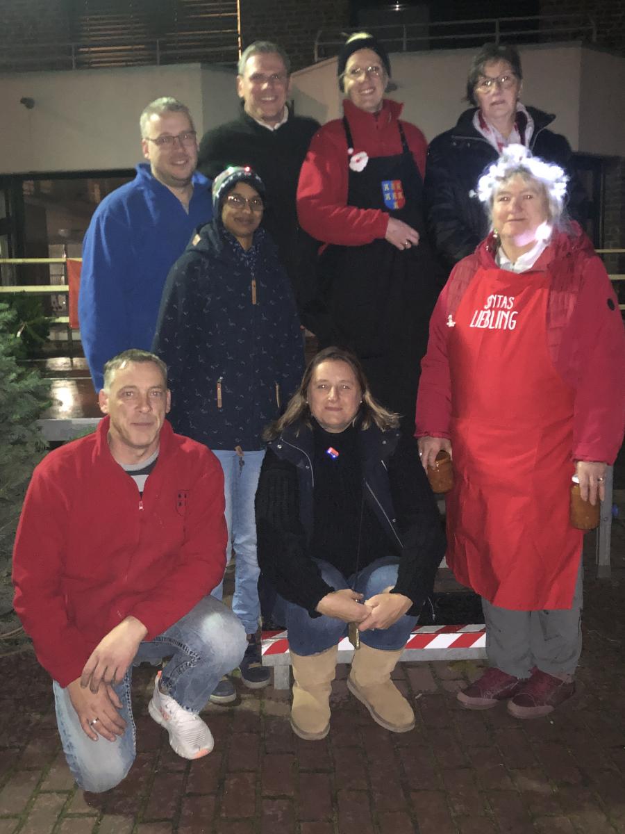 Das Team der Kreisgruppe am Verkaufstand beim ...