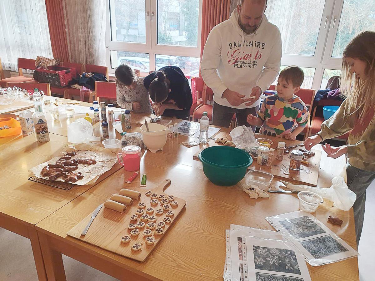 Gemeinsames Pl�tzchenbacken des ...