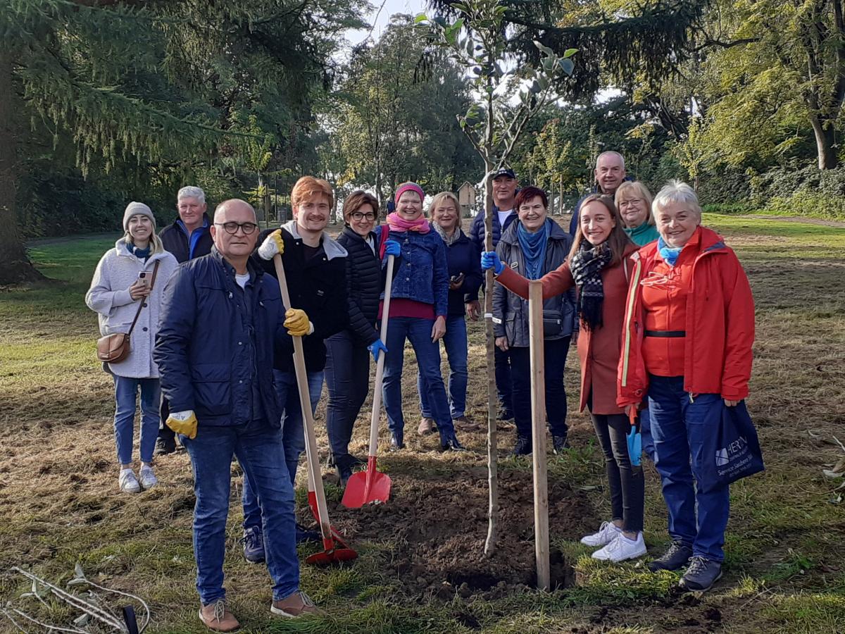 Beim „Einheitsbuddeln Apfelbaum“, ...