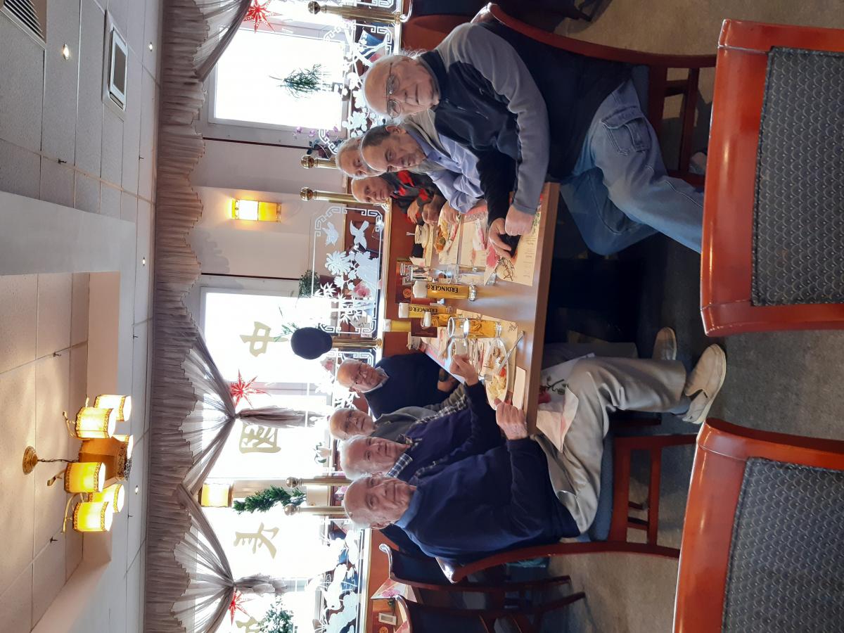 Nach erfolgreichem Kegeln st�rken sich die Herren ...