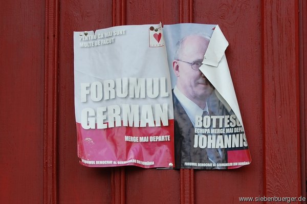 Wahlplakate am Tor