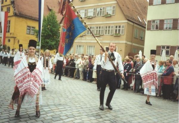 Trachtenzug in Dinkelsbühl im Jahre 2001. ...