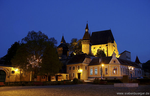 Kirchenburg bei Nacht