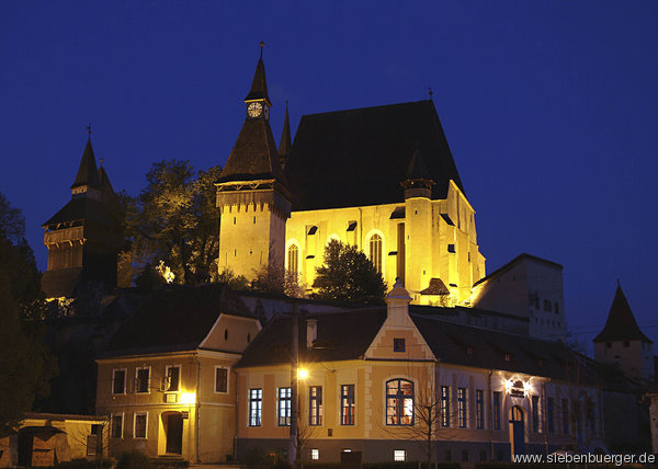 Kirchenburg bei Nacht