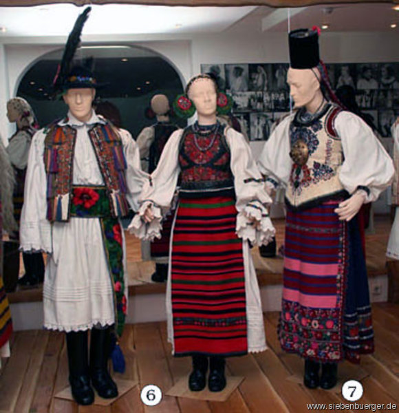 Bistritzer Trachten - Links rumnisches Trachtenpaar - rechts siebenbrgischen Mdchen mit Borten, Brustlatz und Harresschrze.