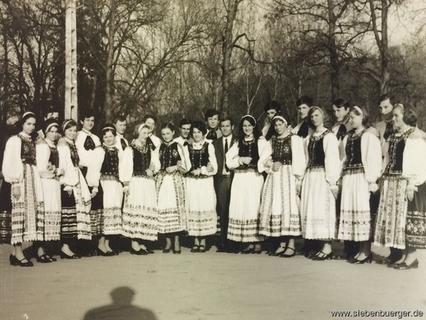 Tanzgruppe des Gymnasiums in Bistritz 1972