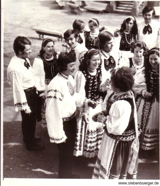 Tanzgruppe Bistritz nach dem Auftritt 1974