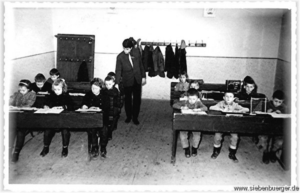 1. und 3. Klasse 1966/67 mit Lehrer Fritz Meburger