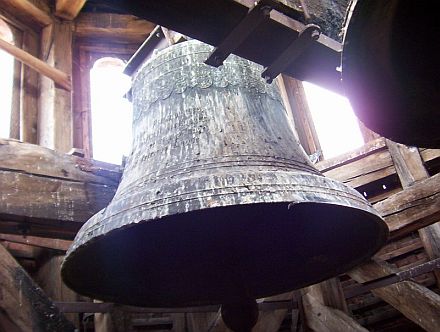 Stark verunreinigte Glocke auf dem Kirchturm in ...