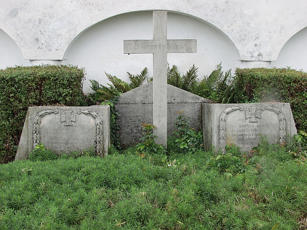 Auf dem Friedhof in Brenndorf (vom Eingang aus ...