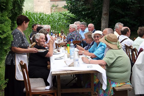 Gemtliches Beisammensein im Pfarrhof zu ...