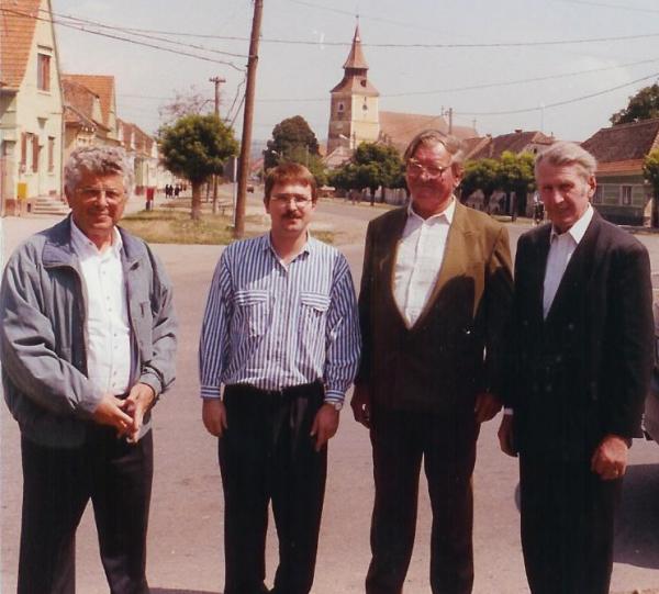 Kurator Hans Knorr (Erster von rechts) im ...