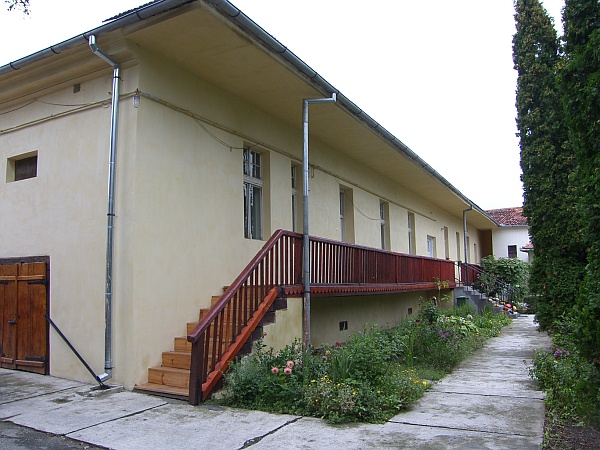 Blick auf das renovierte Pfarrhaus mit Veranda. ...