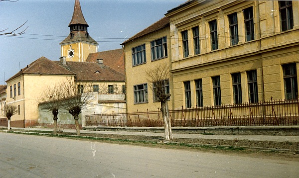 Das Vereinshaus (links) entsteht 1927, und 1939 ...