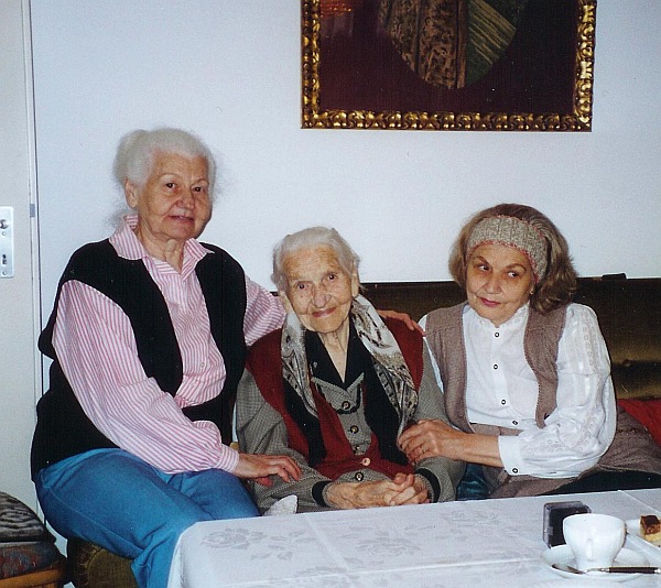 Die 100-jhrige Rosa Schuster mit ihren beiden ...
