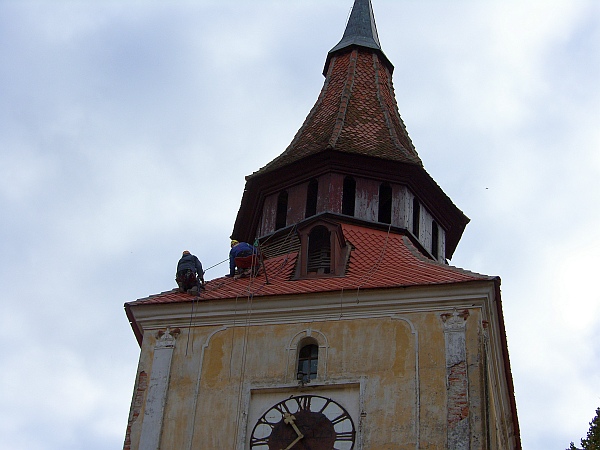 Der Kirchturm in Brenndorf wird seit Mitte ...