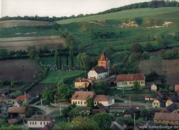 Bild mit Blick auf den Friedhof, Kirche und Schule