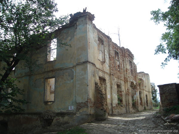 Ruine der Schule im September 2013