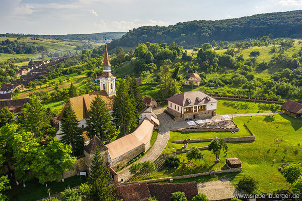 Luftbildaufnahme der Kirchenburg und der Begegnungssttte Casa Kraus in Deutsch-Kreuz