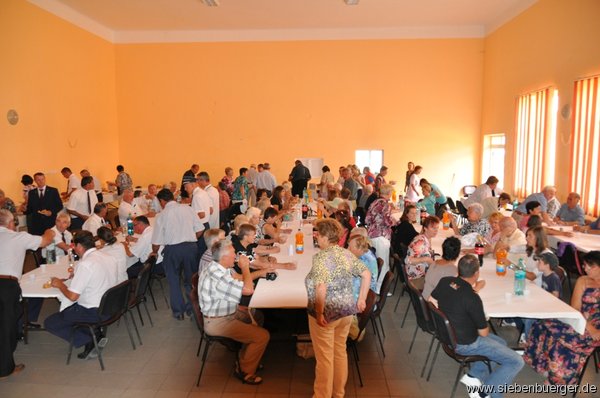 Mittagstisch mit regionalen Spezialitten im Gemeindesaal