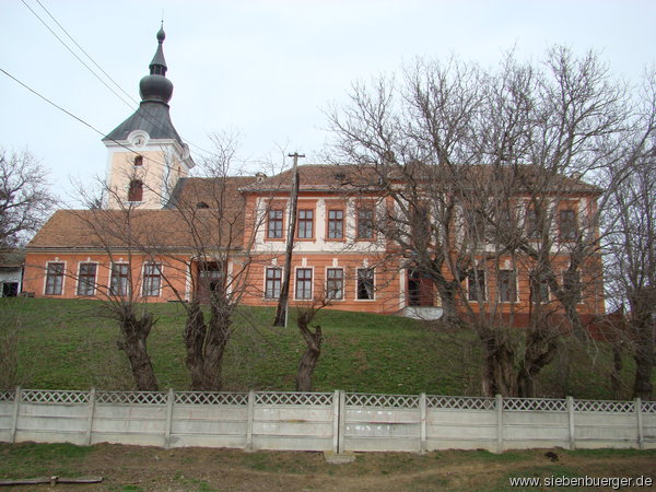 Schule mit Kirchturm 