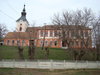Schule mit Kirchturm 