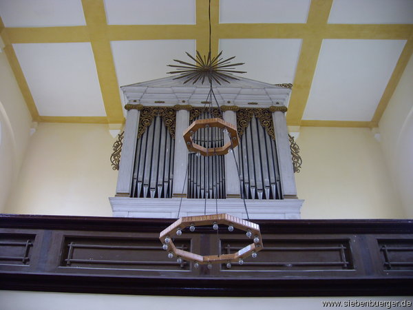 Empore mit Orgel nach Sanierung der Decke