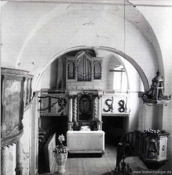 Blick zum Altar ,der Felldorfer Wehrkirche aus dem 14. / 15.Jhd.