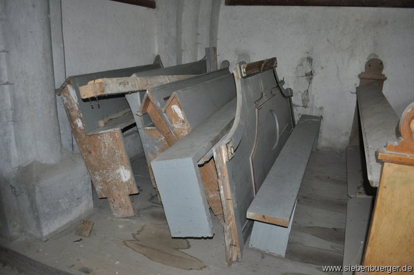 zerlegte Felldorfer-Kirchenbnke in der Kirche von Zendersch
