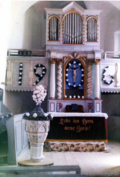 Altar und Taufstein von Felldorf im Jahr 1960