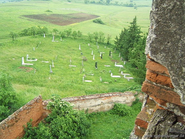 Blick vom Kirchturm auf den Felldorfer-Friedhof