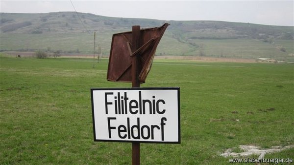 Zweisprachiges Ortsschild von Felldorf 