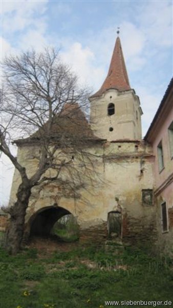 Der Torturm der Kirchenburg in Felldorf 